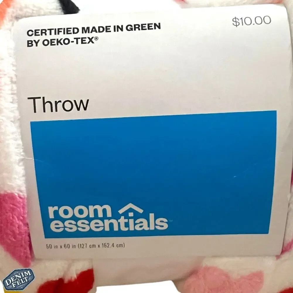 Room Essentials Super Soft Plush Valentines Heart Throw/Blanket | NEW!!‎